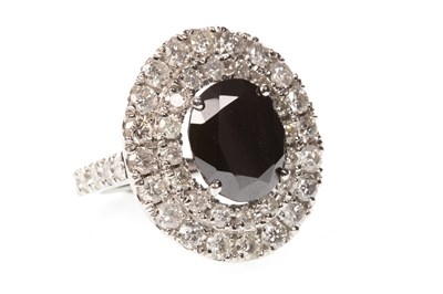Lot 160 - A BLACK AND WHITE DIAMOND RING