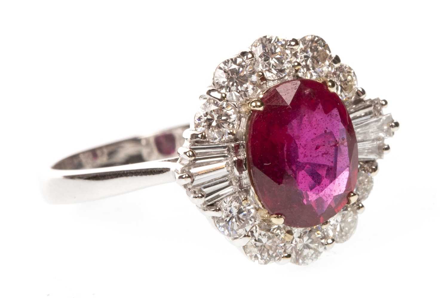 Lot 162 - A RUBY AND DIAMOND RING