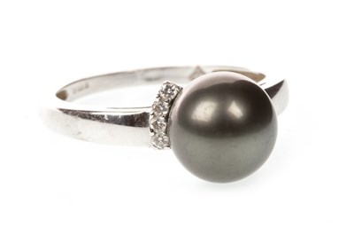 Lot 204 - A PEARL AND DIAMOND RING