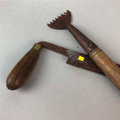 Lot 359 - A COLLECTION OF VINTAGE SEWING AND OTHER TOOLS