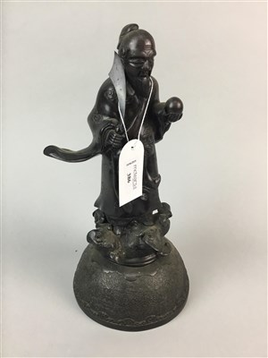 Lot 386 - AN EARLY TO MID 20TH CENTURY CHINESE BRONZE FIGURE OF A WARRIOR