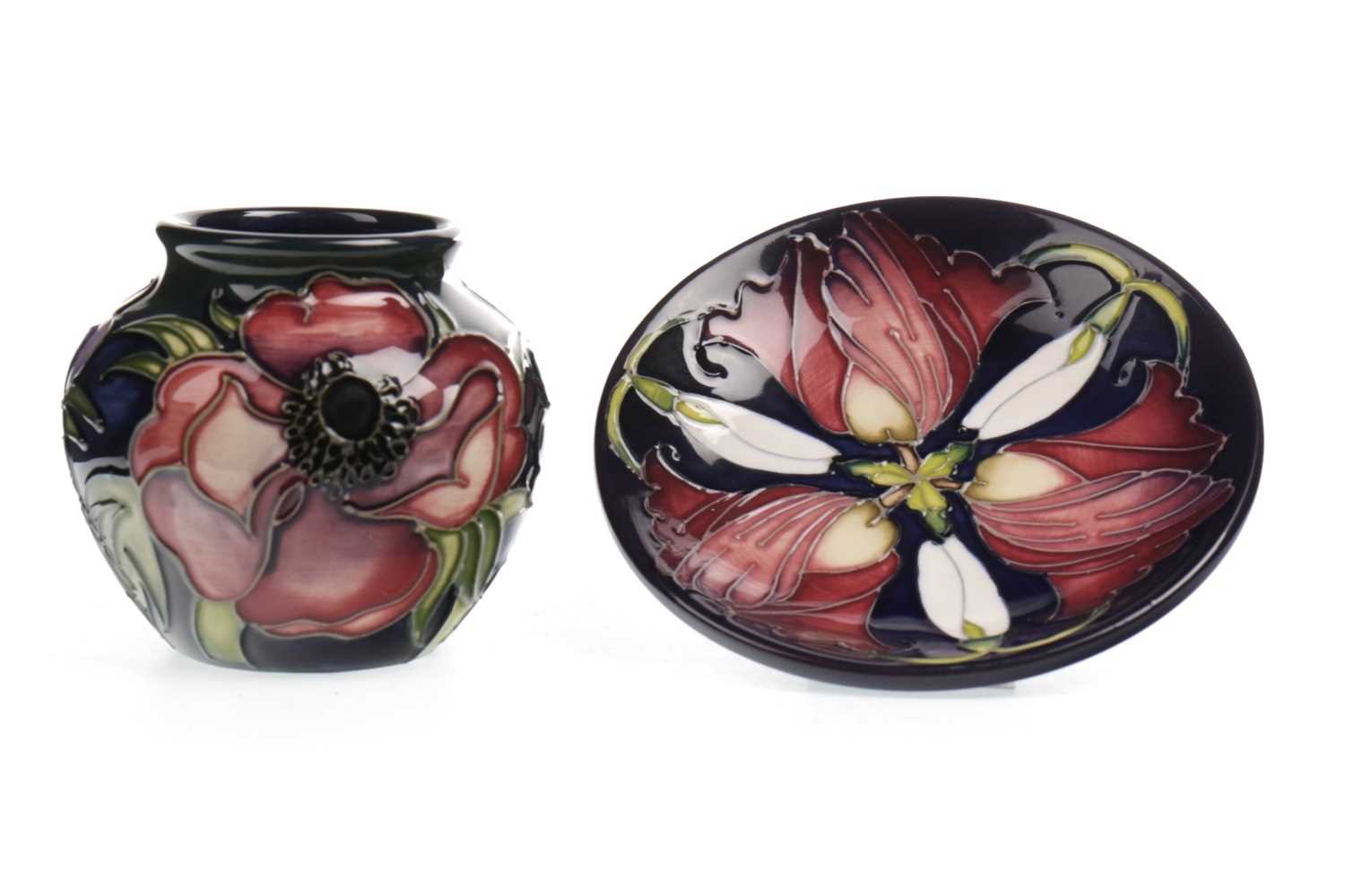 Lot 1258 - A MOORCROFT 'ANEMONE TRIBUTE' VASE AND A DISH BY EMMA BOSSONS