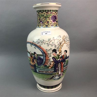 Lot 44 - A 20TH CENTURY CHINESE VASE