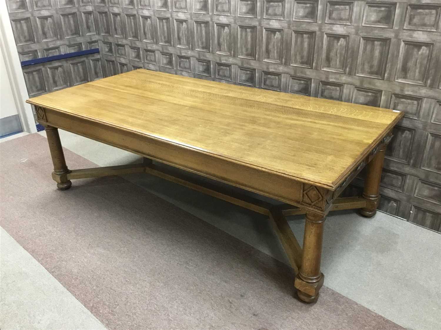 Lot 1650 - AN ATTRACTIVE 20TH CENTURY OAK DINING TABLE