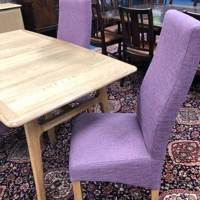 Lot 200 - A WILLIS & GAMBIER OAK DINING TABLE AND FOUR UPHOLSTERED DINING CHAIRS