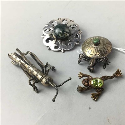 Lot 15 - A LOT OF TWO INSECT MOTIF BROOCHES, A FROG MOTIF BROOCH AND ANOTHER BROOCH