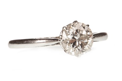 Lot 48 - A DIAMOND SOLITAIRE RING
