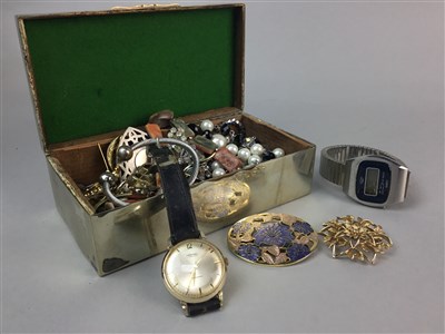 Lot 29 - A COLLECTION OF COSTUME JEWELLERY AND WATCHES