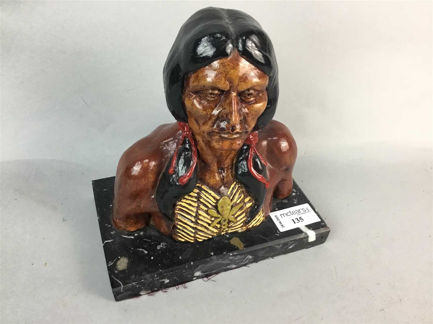 Lot 135 - A PAINTED CAST METAL BUST OF AN AMERICAN INDIAN, FOUR SMALL TOTEMS AND A WOODEN TRAY