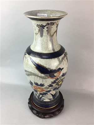Lot 220 - AN EARLY 20TH CENTURY CHINESE VASE AND A CHINESE GINGER JAR
