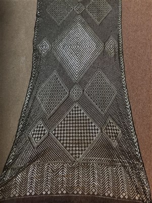 Lot 1655 - AN EARLY 20TH CENTURY BLACK AND SILVER THREAD SHAWL