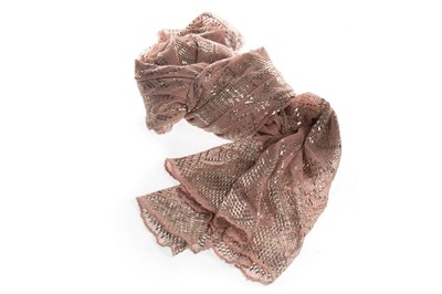 Lot 1656 - AN EARLY 20TH CENTURY PINK AND SILVER THREAD SHAWL