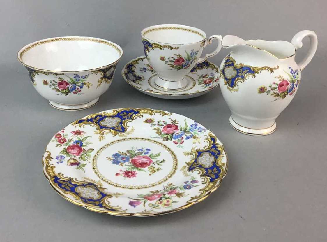 Lot 77 - A TUSCAN FINE ENGLISH BONE CHINA 'WINDSOR' PART TEA SERVICE AND A ROYAL WINTON PLATE