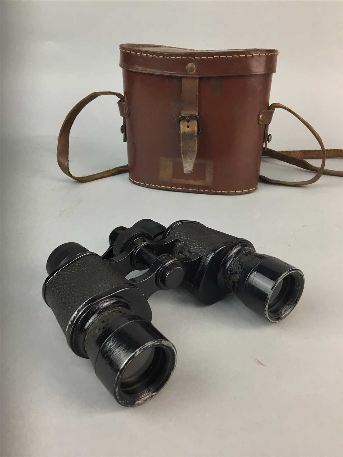 Lot 20 - A PAIR OF EARLY 20TH CENTURY BINOCULARS IN LEATHER CASE AND GENT'S TOILET SET