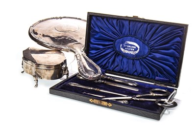 Lot 886 - A GEORGE V SILVER TRINKET BOX, A HAND MIRROR AND MANICURE SET