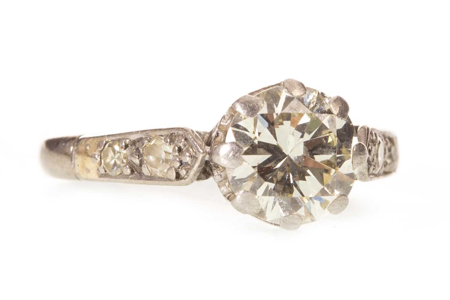 Lot 5 - AN EARLY 20TH CENTURY DIAMOND SOLITAIRE RING