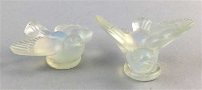 Lot 13 - A LOT OF TWO SABINO OPALESCENT GLASS FIGURES OF BIRDS, A GEM SET BRACELET AND A PENDANT ON CHAIN