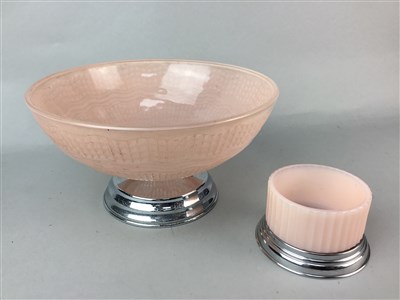 Lot 104 - A PINK ART DECO STYLE GLASS BOWL