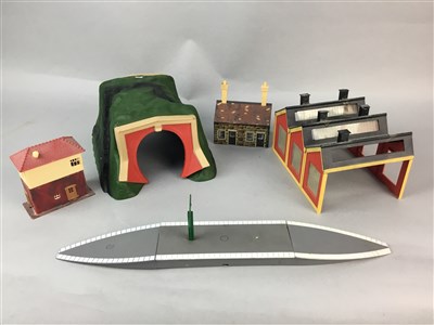 Lot 353 - A COLLECTION OF PLASTIC MODEL RAILWAY BUILDINGS, TUNNEL AND OTHER ACCESSORIES