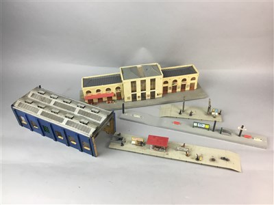 Lot 362 - A COLLECTION OF PLASTIC MODEL RAILWAY STATIONS AND OTHER BUILDINGS