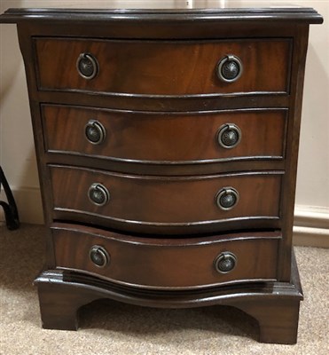Lot 334 - A REPRODUCTION MAHOGANY CHEST OF FOUR DRAWERS