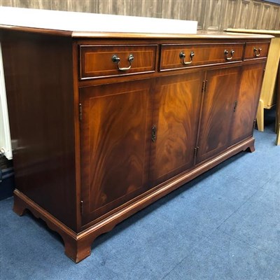 Lot 332 - A MAHOGANY DINING ROOM SUITE