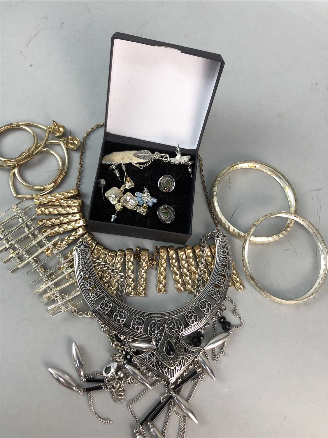 Lot 163 - A LARGE COLLECTION OF COSTUME JEWELLERY