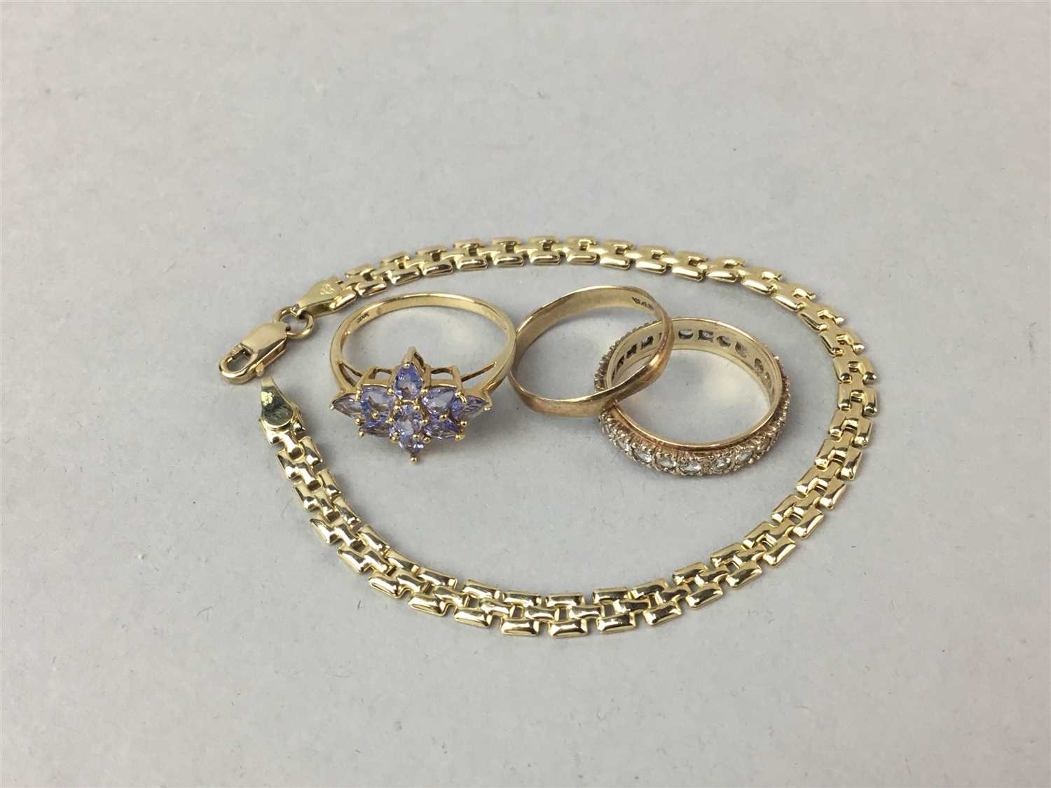 Lot 55 - A LOT OF GOLD, SILVER AND OTHER JEWELLERY