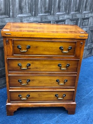 Lot 388 - A MODERN CHEST OF DRAWERS