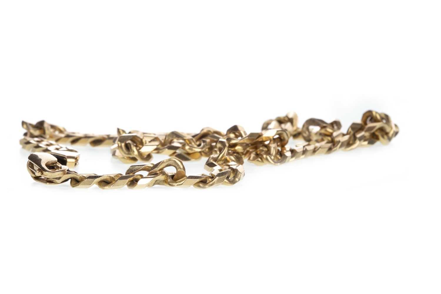 Lot 57 - A GOLD NECKLACE