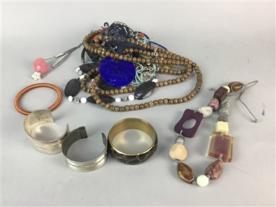 Lot 412 - A COLLECTION OF COSTUME JEWELLERY