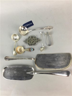 Lot 284 - A SILVER PLATED BELT BUCKLE AND OTHER ITEMS