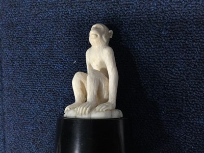 Lot 1162 - AN EARLY 20TH CENTURY JAPANESE IVORY CARVING OF A MONKEY