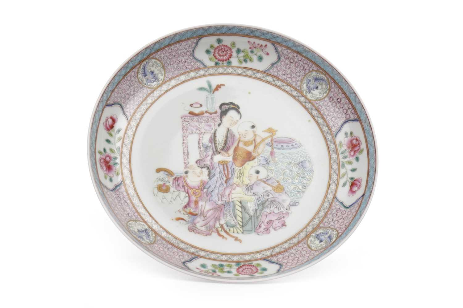 Lot 1164 - AN EARLY 20TH CENTURY CHINESE FAMILLE ROSE PLATE