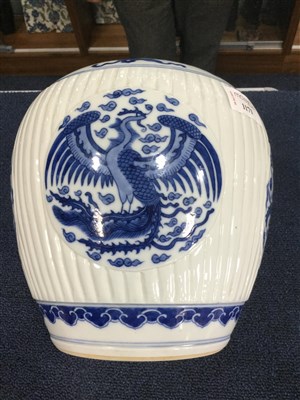 Lot 1171 - AN EARLY 20TH CENTURY CHINESE BLUE AND WHITE GINGER JAR