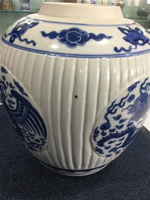 Lot 1171 - AN EARLY 20TH CENTURY CHINESE BLUE AND WHITE GINGER JAR