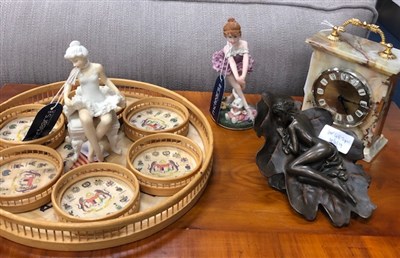 Lot 238 - A SMALL ONYX CASED MANTEL CLOCK AND OTHER ITEMS