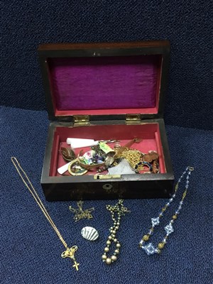 Lot 527 - A COLLECTION OF COSTUME JEWELLERY