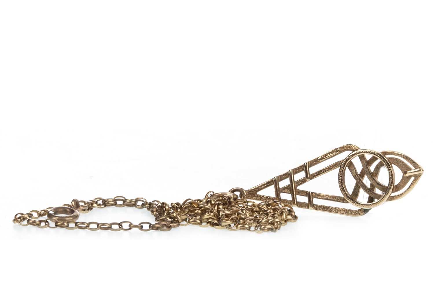 Lot 82 - A PENDANT ON CHAIN