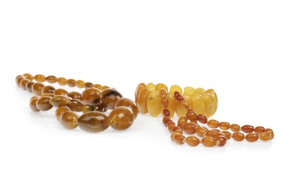 Lot 1180 - AN AMBER BEAD NECKLACE AND BRACELET WITH ANOTHER NECKLACE