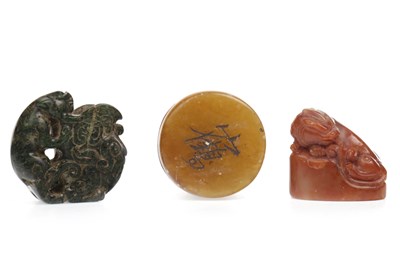 Lot 1181 - A LOT OF TWO CHINESE SEALS AND A VESSEL
