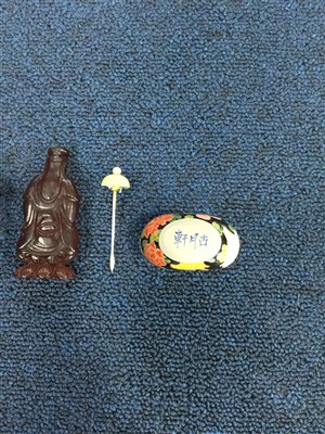 Lot 1186 - A CHINESE SNUFF BOTTLE AND AMBER FIGURE OF GUANYIN