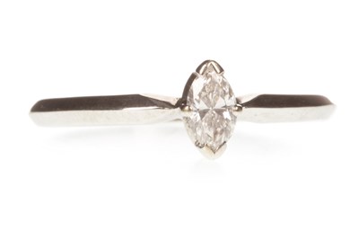 Lot 118 - A DIAMOND SOLITAIRE RING
