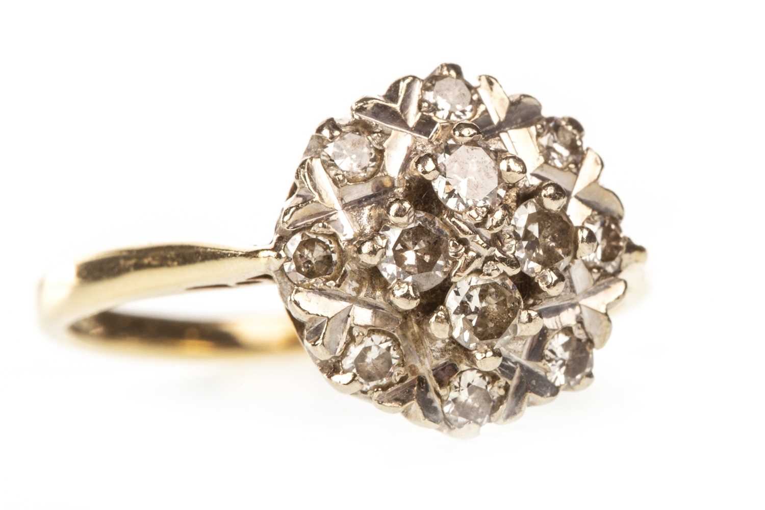 Lot 120 - A DIAMOND CLUSTER RING