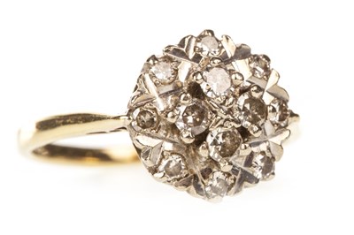 Lot 120 - A DIAMOND CLUSTER RING