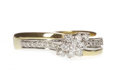 Lot 122 - A DIAMOND FLORAL CLUSTER RING
