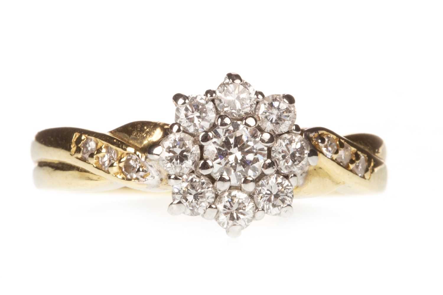 Lot 126 - A DIAMOND CLUSTER RING