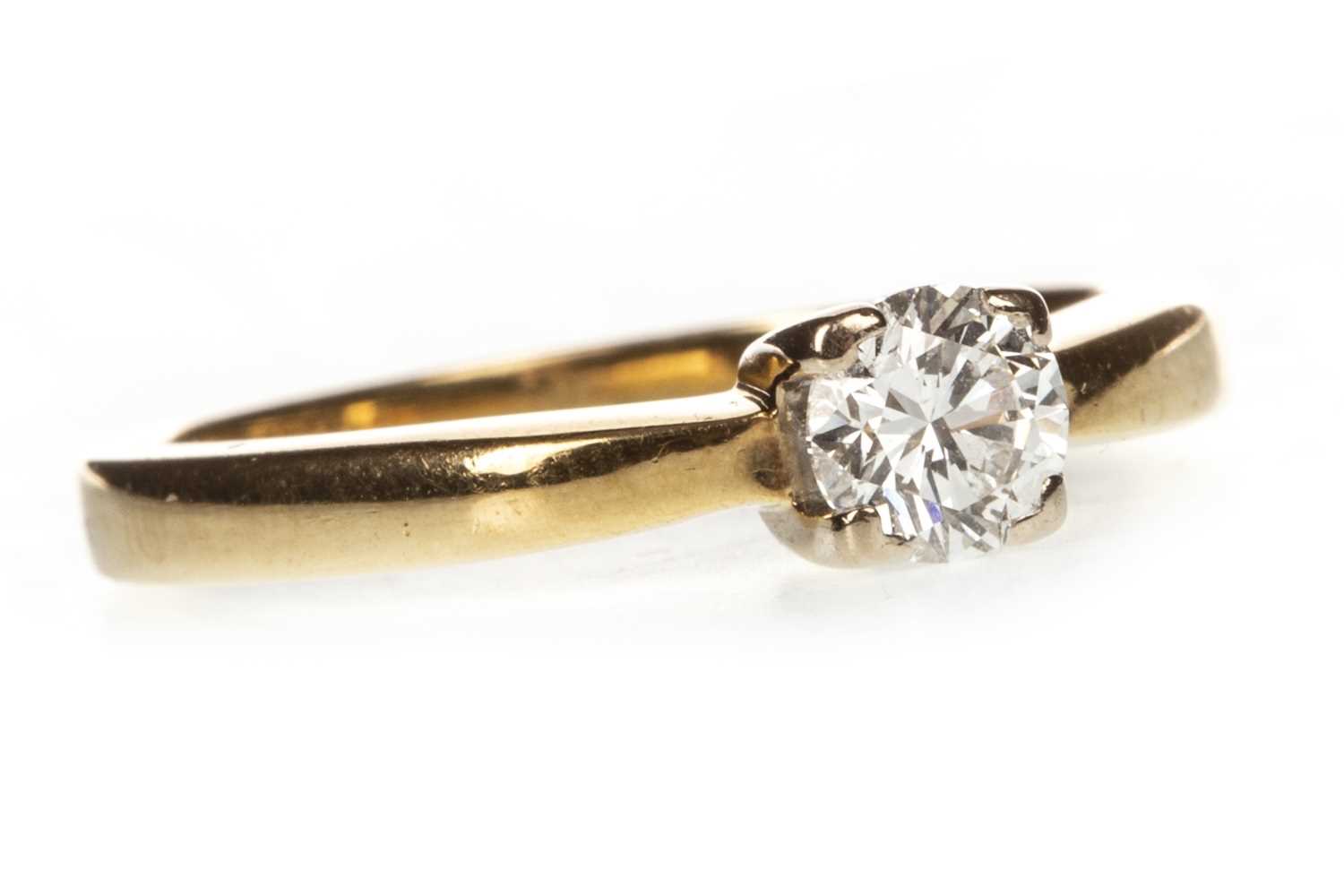 Lot 130 - A DIAMOND SOLITAIRE RING