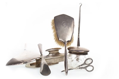 Lot 906 - AN EARLY 20TH CENTURY SILVER VANITY SET