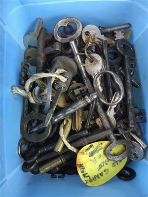 Lot 135 - A COLLECTION OF VINTAGE CLOCK AND OTHER KEYS